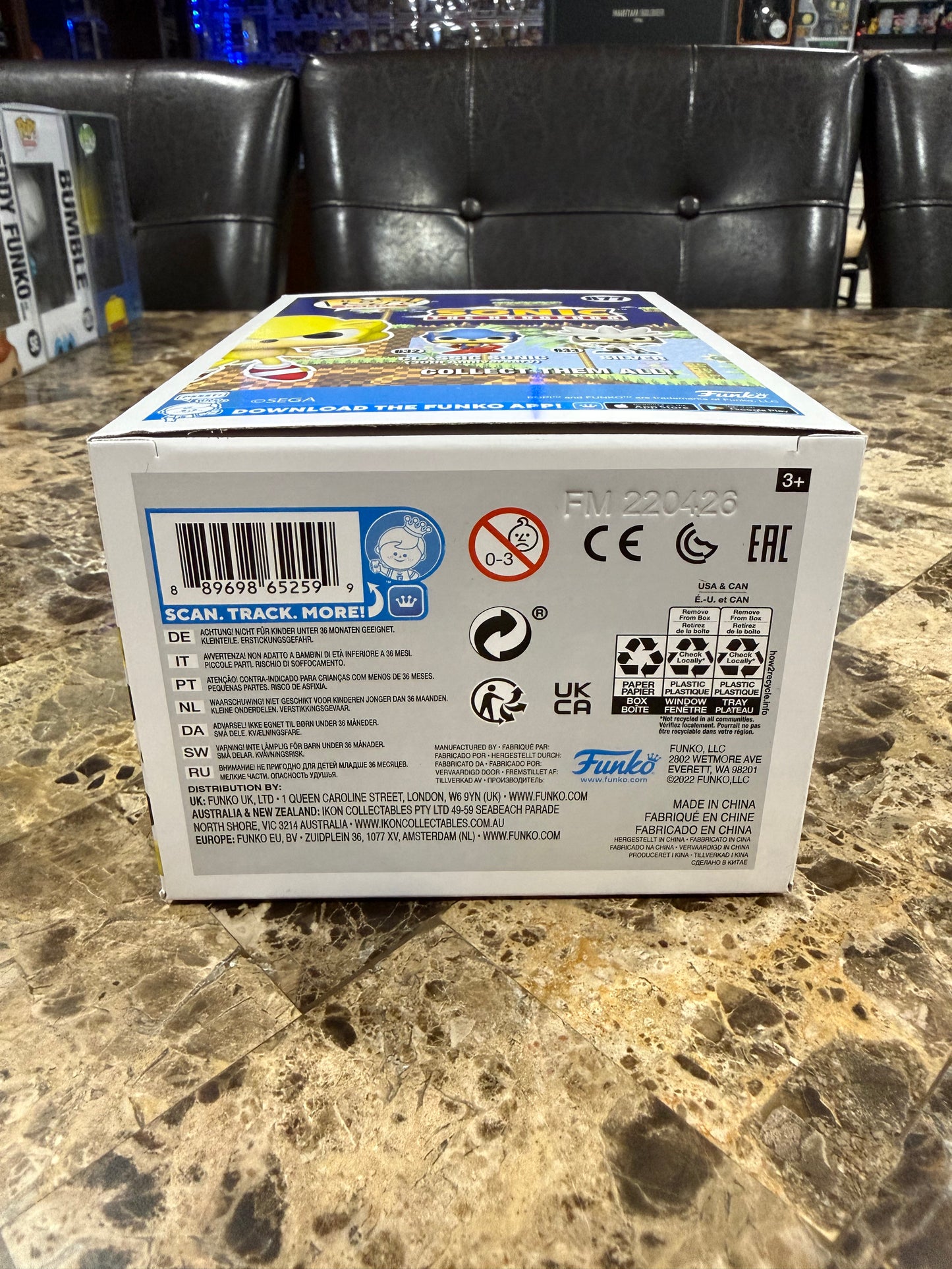 Super Sonic Funko Pop #877 (GITD, 2022 Summer Convention Limited Edition)
